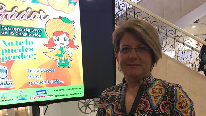 Lourdes Ramos posa para Diario de Almería con un ramo de naranjas.