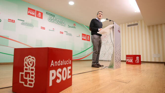 Patxi López durante su intervención ante los militantes en la sede del PSOE de la capital.