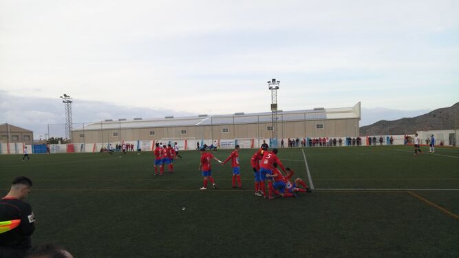 Jugadores de la Deportiva Minera celebrando un gol frente a los huercalenses.