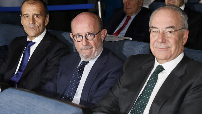 Emilio Saracho, nuevo presidente de Banco Popular, entre el director de Comunicación de la entidad, Carlos Balado, y el nuevo consejero Antonio González-Adalid, ayer.