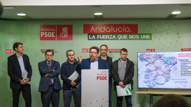 Representantes del PSOE de las tres provincias orientales de Andalucía explicaron ayer su reclamación al Gobierno.
