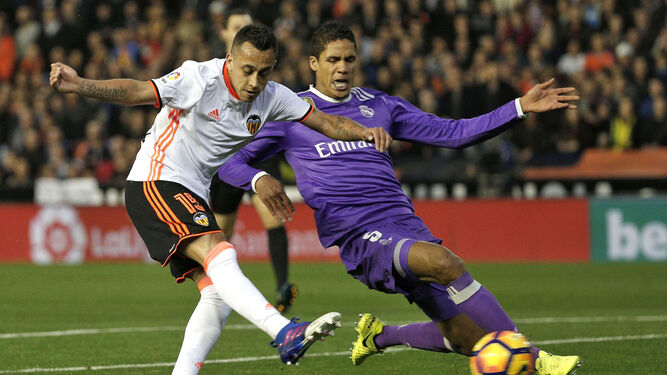 El chileno Orellana convierte el segundo gol del Valencia sin que Varane pueda llegar a taparlo.