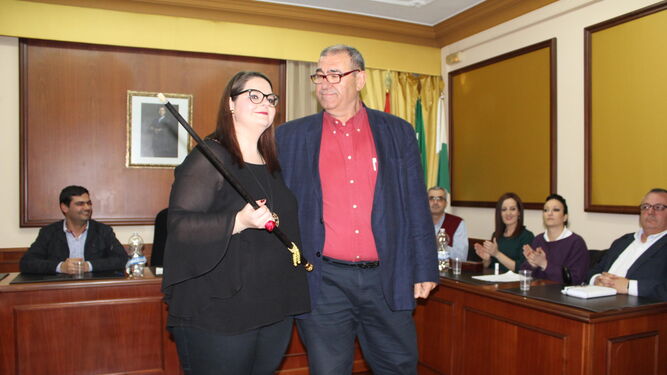 María López recibió la vara de alcaldesa de manos del portavoz del Partido Popular, Arturo Grima.