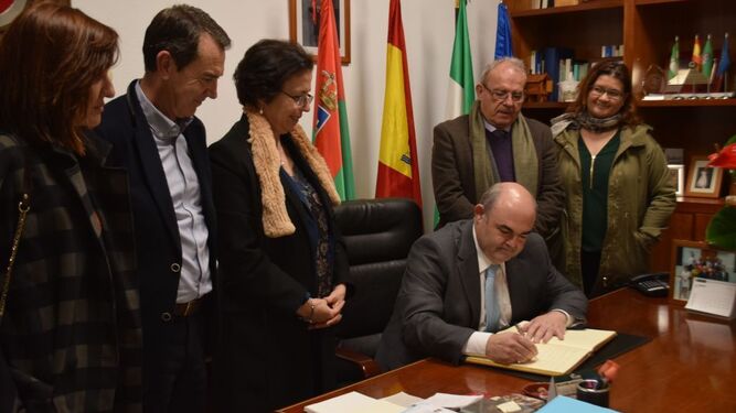 Juan Manuel Fernández  firmó en el libro de honor del Ayuntamiento ante las autoridades locales e invitados como Gracia Fernández.