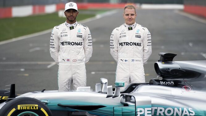Hamilton y Bottas, durante la presentación de su nuevo coche.