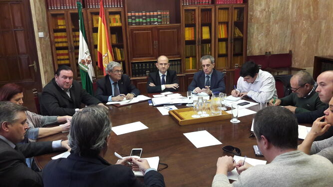 En el centro, el director de la AICA, José Miguel Herrero, en la reunión con el sector agrícola almeriense.