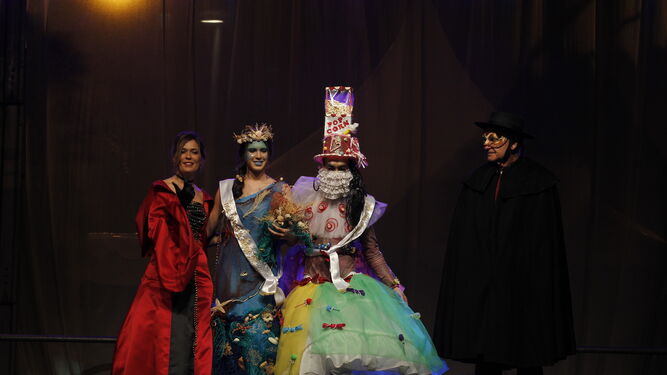 Ana Martínez Labella con la diosa del Carnaval (María del Mar Ferre) y la ninfa (Carlos Rodríguez).