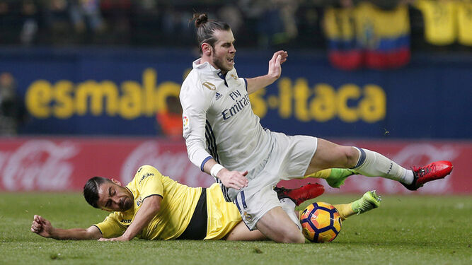 Bale cae por una entrada de Costa.