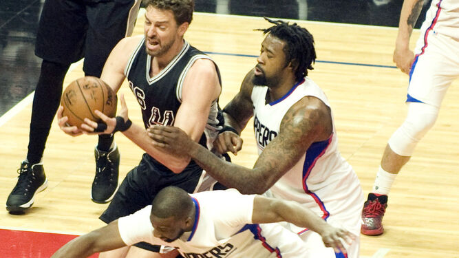 Pau Gasol disputa el balón con DeAndre Jordan y Raymond Felton, jugadores de los Clippers.
