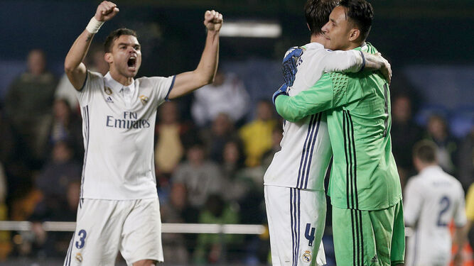 Los jugadores del Madrid celebran la victoria.