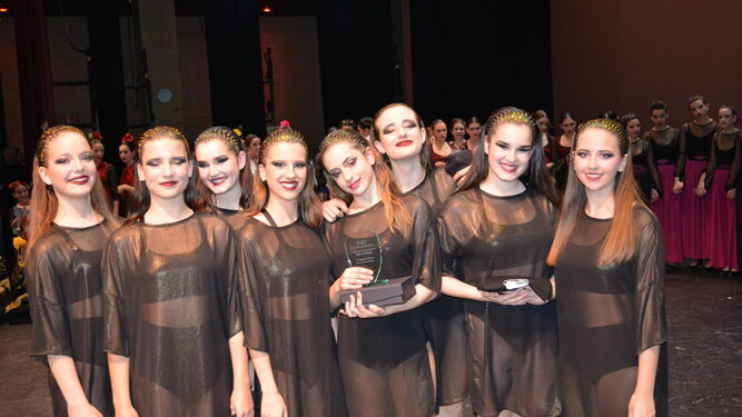 Ganadoras del primer premio de Danza contemporánea nivel 2.