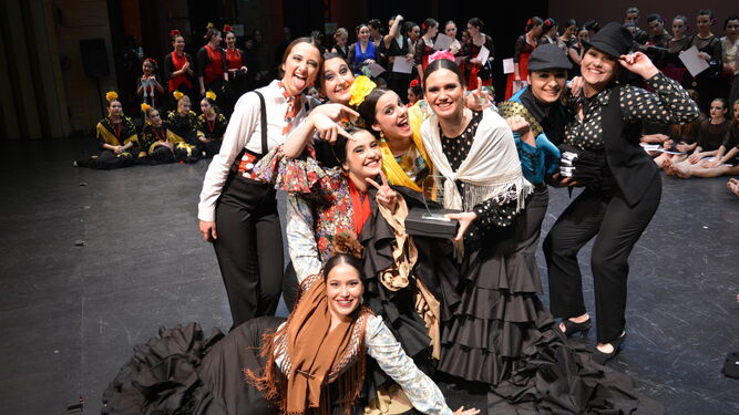 Las ganadoras del primer premio de flamenco nivel 2.