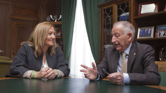 La alcaldesa de Níjar, Esperanza Pérez, conversa con el presidente de la Diputación, Gabriel Amat.