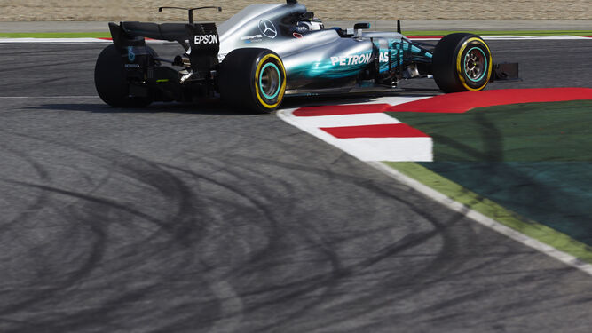Hamilton toma una curva con el nuevo monoplaza de Mercedes, que usó el T-Wing en la parte trasera, durante los entrenamientos en Montmeló.
