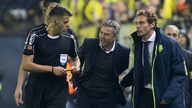 El entrenador del Villarreal protesta al árbitro