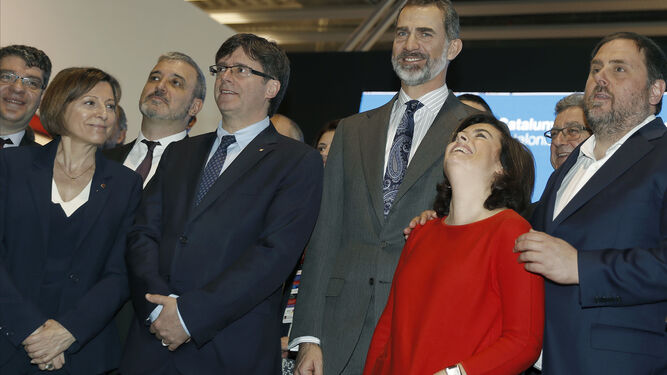 El rey Felipe, junto al presidente de la Generalitat, Carles Puigdemont; la presidenta del 'Parlament', Carme Forcadell; la vicepresidenta del Gobierno, Soraya Sáenz de Santamaría, y el vicepresidente del 'Govern', Oriol Junqueras.