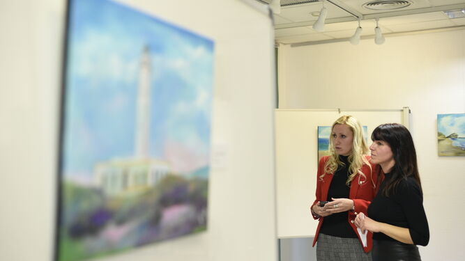 La diputada Dolores Martínez visitando la exposición de la artista rusa Tatiana Samoylovskaya.