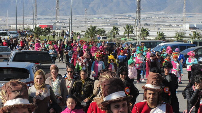 El pasacalles hizo que los vecinos de La Mojonera salieran a la calle para vivir el Carnaval.