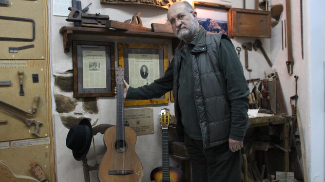 El director del museo, Domingo Ortiz, muestra una guitarra con más de un siglo.