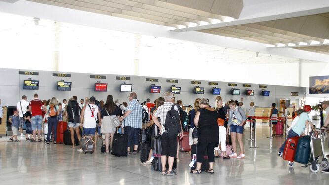 Terminal de salidas en el aeropuerto de Almería.