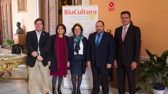 Álvaro Barrera, Ángeles Parra, Carmen Castreño, Rafael Peral y Jesús Rojas posan durante el acto de presentación de la feria Biocultura.