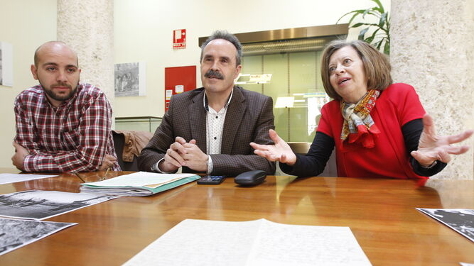 El delegado de Cultura, Alfredo Valdivia junto a Francisco Colomina y María Luisa Andrés.