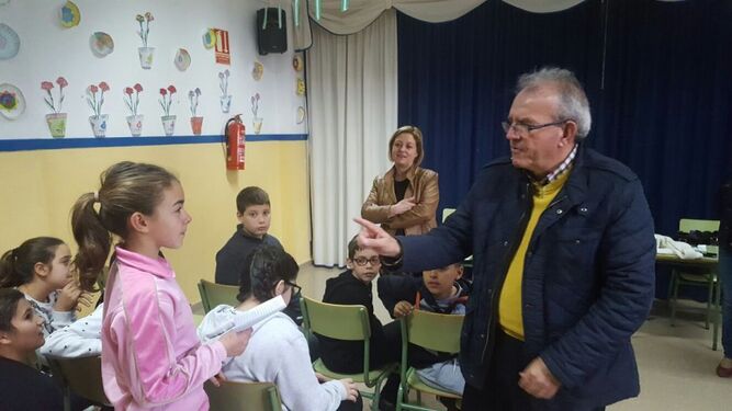 Una alumna vicaria pregunta al alcalde, Antonio Bonilla, durante su visita a uno de los centros educativos de la localidad.