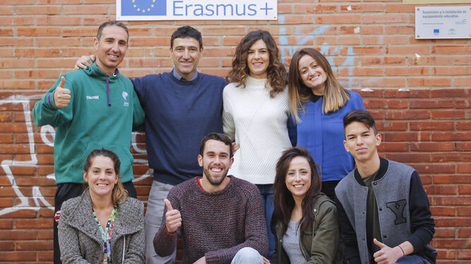 Los profesores que lideran los proyectos (en pie) junto a alumnos que participan en el programa de prácticas en Alemania y en el proyecto Erasmus.
