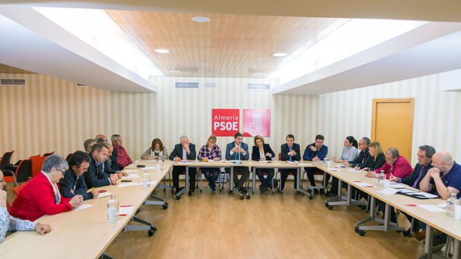 Reunión sobre infraestructuras hídricas en la sede provincial del PSOE