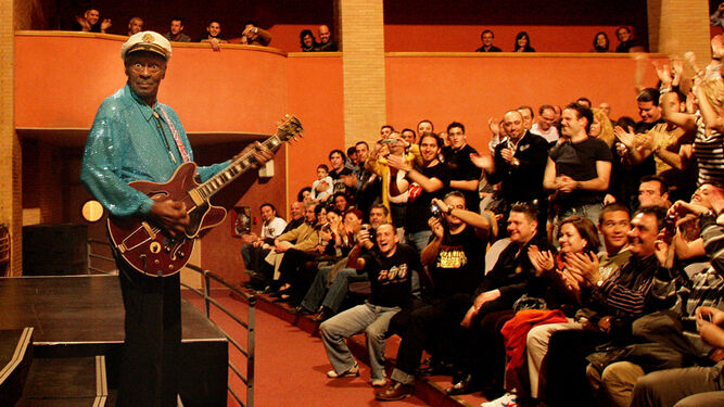 Chuck Berry en el escenario del Auditorio con el público entregado desde el primer momento.