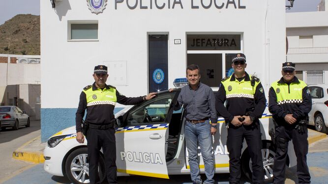 El alcalde Salvador Hernández entrega el nuevo vehículo a la Policía Local de Carboneras.