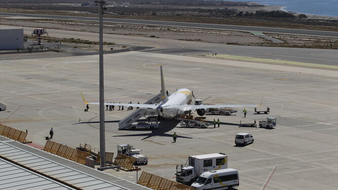Un avión espera al pasaje en las instalaciones del Aeropuerto de Almería, que este 2017 ha aumentado en un 82% la oferta de destinos.