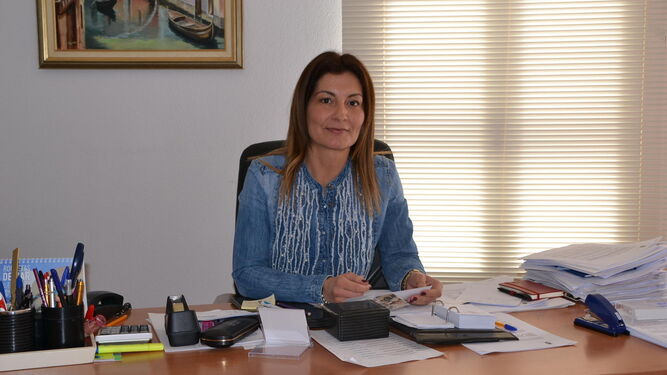 La concejala roquetera, Mayte Fernández, en su despacho.