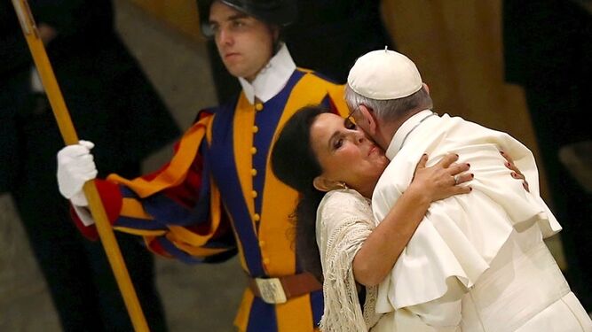 María José Santiago cantó al Papa Francisco en un encuentro con 5.000 gitanos.