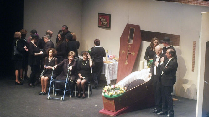 Escena de la obra 'Un funeral para morir... de risa'.