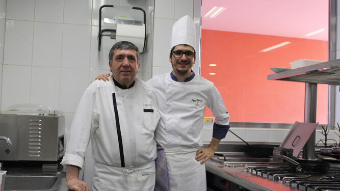 El chef Juan Moreno y su hijo, José Antonio, en las cocinas del restaurante.