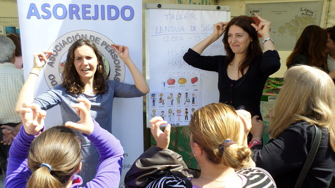 El taller de lenguaje de signos que desarrolló Asorejido, en la edición del año pasado.