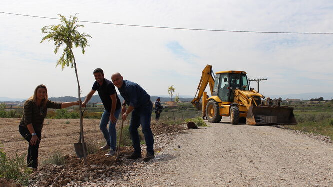 El Alcalde, Domingo Fernández, el concejal de Mantenimiento, Blas Sánchez, y la diputada de Medio Ambiente María López, han supervisado el inicio de la plantación.