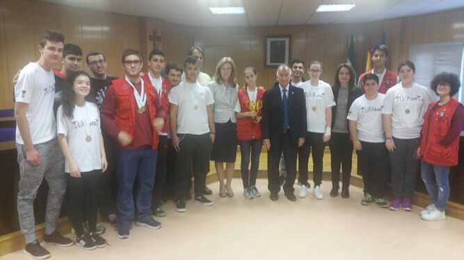 Foto de familia de los alumnos de robótica en su visita al Ayuntamiento de Roquetas de Mar, este martes.