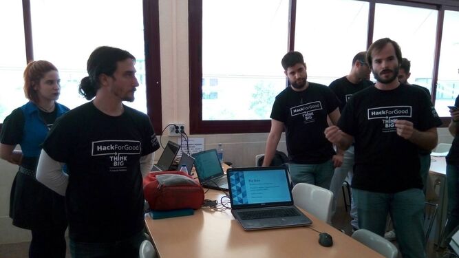 Los integrantes del equipo responsable de 'Biocast' durante el 'hackaton' en la sede de Sevilla.