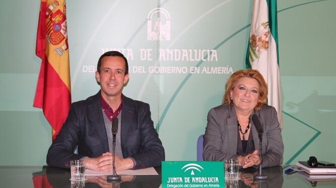 El delegado de Igualdad, Salud y Políticias Sociales, José María Martín, junto a María Cara, responsable de Dependencia.