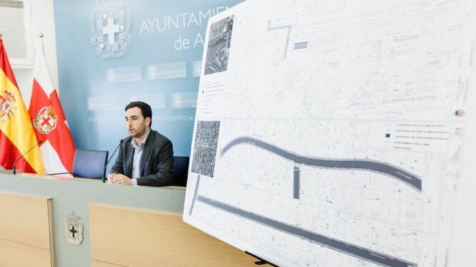 El concejal de Fomento, Carlos Sánchez, expuso en rueda de prensa los nuevos trabajos a acometer en Retamar.