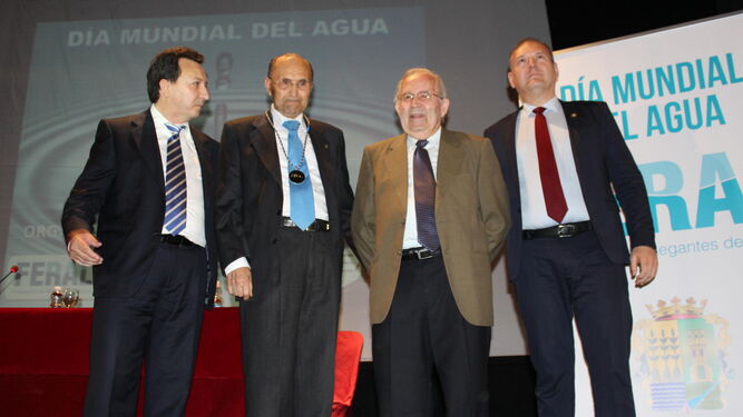 José Antonio Fernández, presidente de FERAL, hizo entrega de la Medalla de Oro a Juan del Águila, presidente de honor de Cajamar.