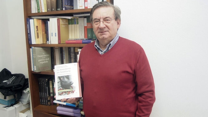 Fernando Martínez López en su despacho de la UAL con el libro.