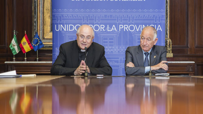 El obispo y el presidente de la Diputación de Almería en una fotografía de archivo.