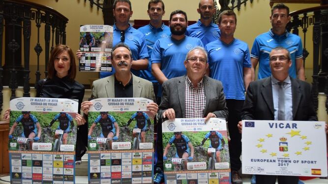 Autoridades locales y provinciales con miembros del Club Deportivo Ecoaventura Vícar.
