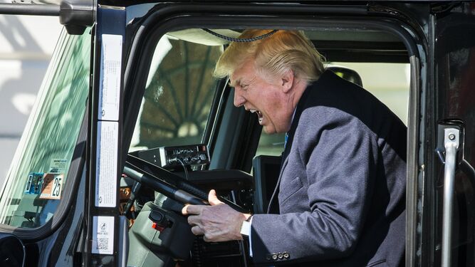 Donald Trump grita mientras está sentado dentro de un camión en un acto con miembros del sector en la Casa Blanca el pasado jueves.