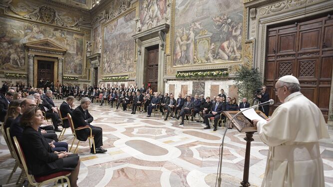 El papa Francisco se dirige ayer a los los jefes de Estado y de Gobierno europeos en una audiencia en la Sala Regia del Vaticano.