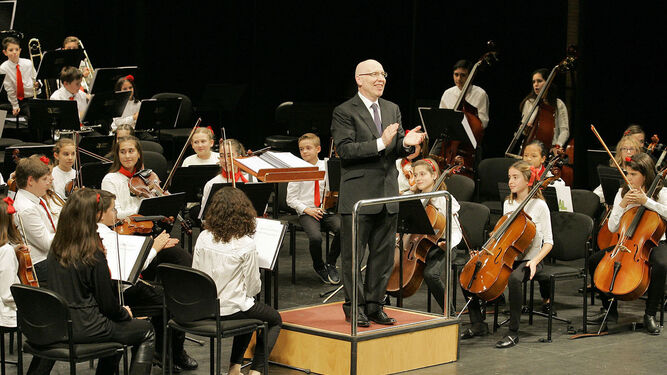 Michael Thomas dirigiendo a la Orquesta Infantil de Almería.