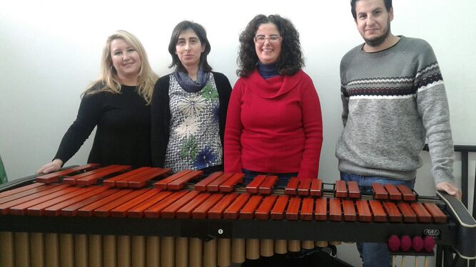 Responsables del Ayuntamiento, Geocycle y la Escuela de Música con la nueva marimba.